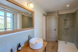 Hair dryer, towels - Le Petit Citronnier - Four Bedroom Villa, Sleeps 8 (Maillane)