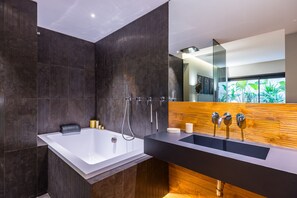 Shower, hair dryer, bidet, towels - Santopaolo Boutique Apartment - 1 (Naples)