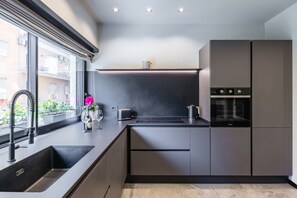 Refrigerador, horno, parrilla de estufa y lavavajillas 