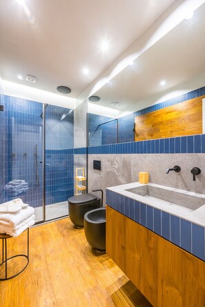 Douche, sèche-cheveux, bidet, serviettes fournies
