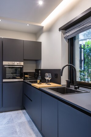 Fridge, microwave, oven, stovetop - Santopaolo Boutique Apartment - 4 (Naples)