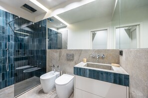 Shower, hair dryer, bidet, towels - Santopaolo Boutique Apartment - 4 (Naples)