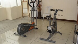 A home gym with an elliptical, a stationary bike, and a treadmill. - HOTEL Y RESTAURANTE MAYALAND (Quetzaltenango)