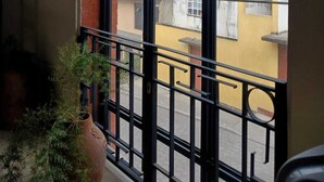 A balcony with a view of buildings and power lines. - HOTEL Y RESTAURANTE MAYALAND (Quetzaltenango)