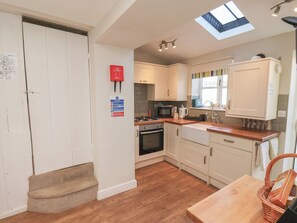 Cookware/dishes/utensils - Seashell Cottage (Bridlington)
