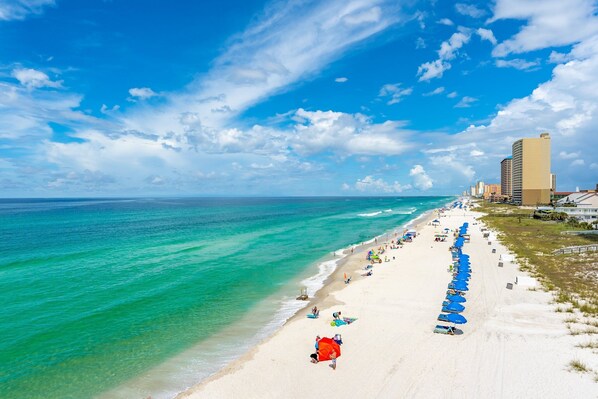 On the beach - Beachfront Studio w/ Pool, Steps to Sand, Sleeps 3 (Panama City Beach)