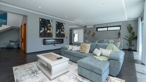 TV - Villa Aletheia by LovelyStay (Funchal)