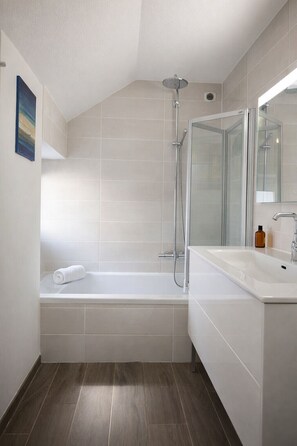 Shower, towels - Charming family house just steps from the sea – 10 people (Les Sables-d´Olonne)