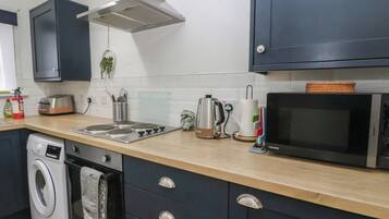 Dishwasher, cookware/dishes/utensils
