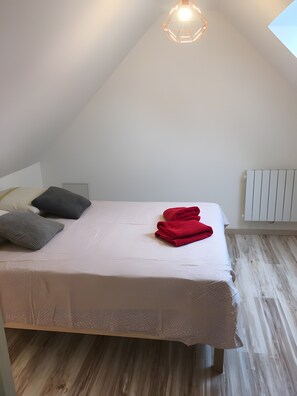 2 bedrooms, iron/ironing board, WiFi, bed sheets - Holiday Home 'L'orchidée Au Bord De L'eau' with Private Terrace, Private Garden and Wi-Fi (Honfleur)