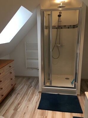 Shower, hair dryer, towels - Holiday Home 'L'orchidée Au Bord De L'eau' with Private Terrace, Private Garden and Wi-Fi (Honfleur)
