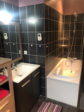 Een douche, een haardroger, handdoeken