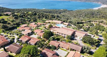 Agréable F2 avec clim & wifi, dans résidence *** piscine, mer à pied