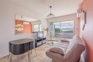 TV, books - Cosy T2 vue mer climatisé wifi et tout équipé refait à neuf (Ajaccio)
