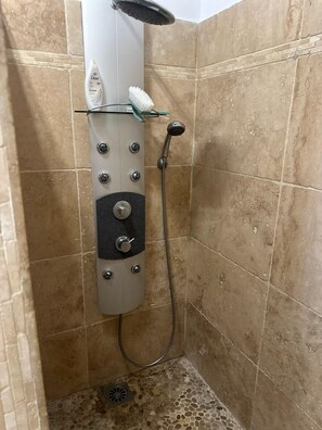 Douche, sèche-cheveux, serviettes fournies