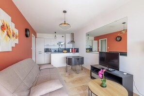 TV, books - Cosy T2 vue mer climatisé wifi et tout équipé refait à neuf (Ajaccio)