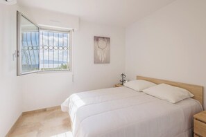 Iron/ironing board, travel cot, WiFi, bed sheets - Cosy T2 vue mer climatisé wifi et tout équipé refait à neuf (Ajaccio)