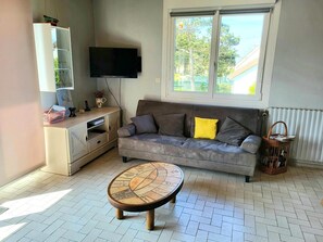 TV, fireplace - Holiday Home 'Maison De Bord De Mer Alizée' with Private Terrace, Private Garden and Wi-Fi (Saint-Germain-sur-Ay)