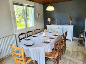 Dining - Holiday Home 'Maison De Bord De Mer Alizée' with Private Terrace, Private Garden and Wi-Fi (Saint-Germain-sur-Ay)