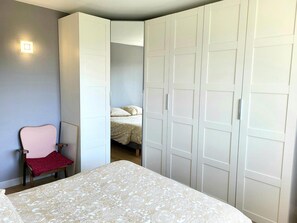 4 bedrooms, iron/ironing board, WiFi - Holiday Home 'Maison De Bord De Mer Alizée' with Private Terrace, Private Garden and Wi-Fi (Saint-Germain-sur-Ay)