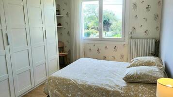 4 bedrooms, iron/ironing board, WiFi