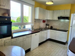 Fridge, microwave, oven, stovetop - Holiday Home 'Maison De Bord De Mer Alizée' with Private Terrace, Private Garden and Wi-Fi (Saint-Germain-sur-Ay)
