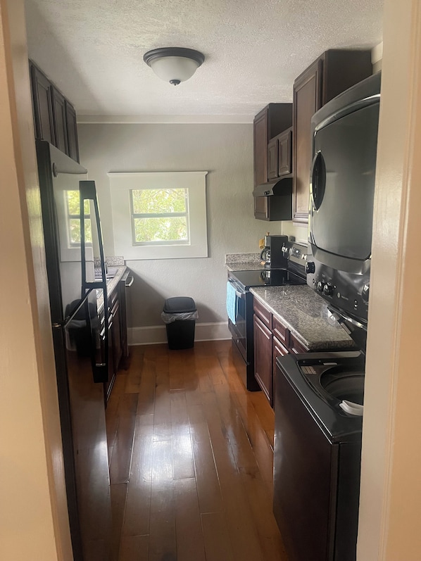 Fridge, microwave, oven, stovetop - Cozy 1-bedroom apartment in lovely Bonifay with AC 40 miles from beaches (Bonifay)