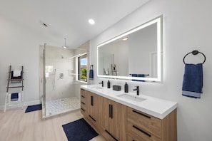 House, Multiple Beds (Coastal waterfront home with pool spa) | Bathroom - Coastal Waterfront Home With Pool spa and Dock (Marco Island)