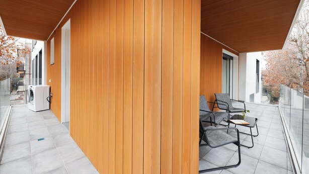 A modern outdoor area with a wooden wall, a washing machine, and outdoor seating. - Cattolica Modern Beach - Riviera Collection (Cattolica)