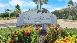 Placa de boas-vindas para a cidade de Marco Island com um desenho de águia.