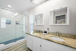 House, Multiple Beds (1672 Barbarosa Court) | Bathroom - 1672 Barbarosa Court (Marco Island)