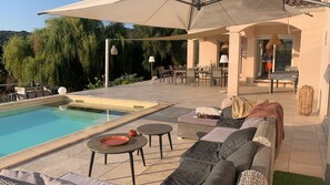 屋外ダイニングエリア