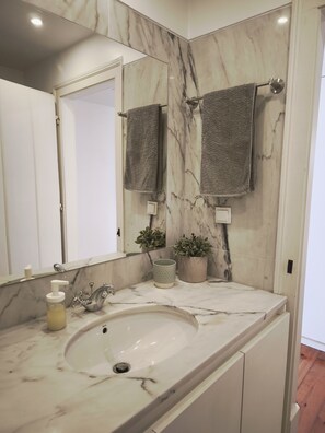 Hair dryer, towels, toilet paper - Cozy Suite in Bairro Alto in Casa Partilhada (Lisboa)