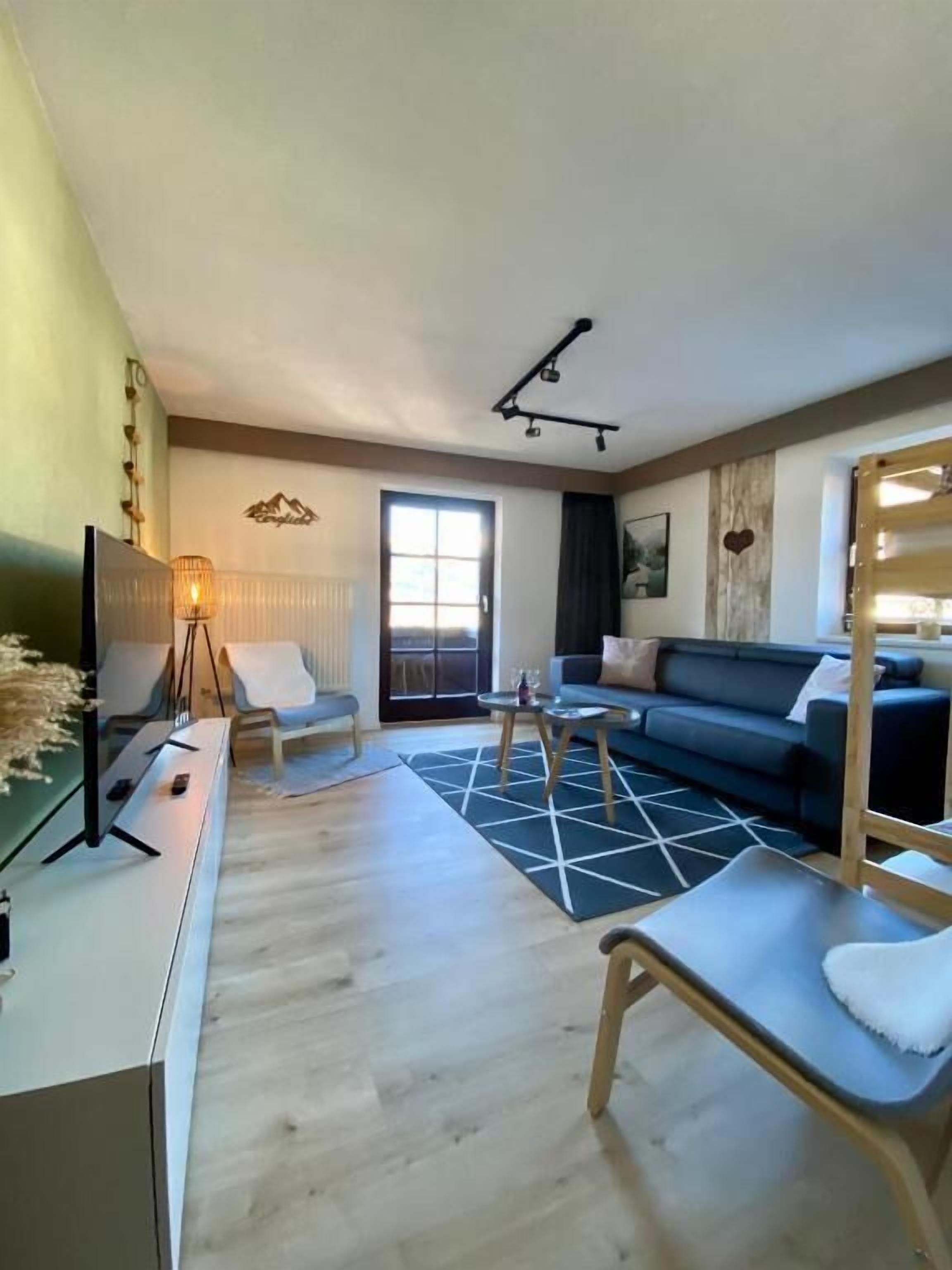 Deluxe-Apartment, Balkon, Bergblick | Wohnbereich