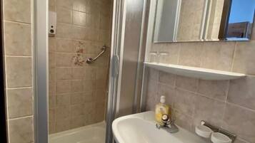 Double Room, Garden View | Bathroom | Shower, free toiletries, hair dryer, towels