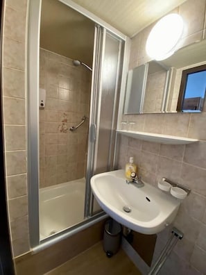 Double Room, Garden View | Bathroom