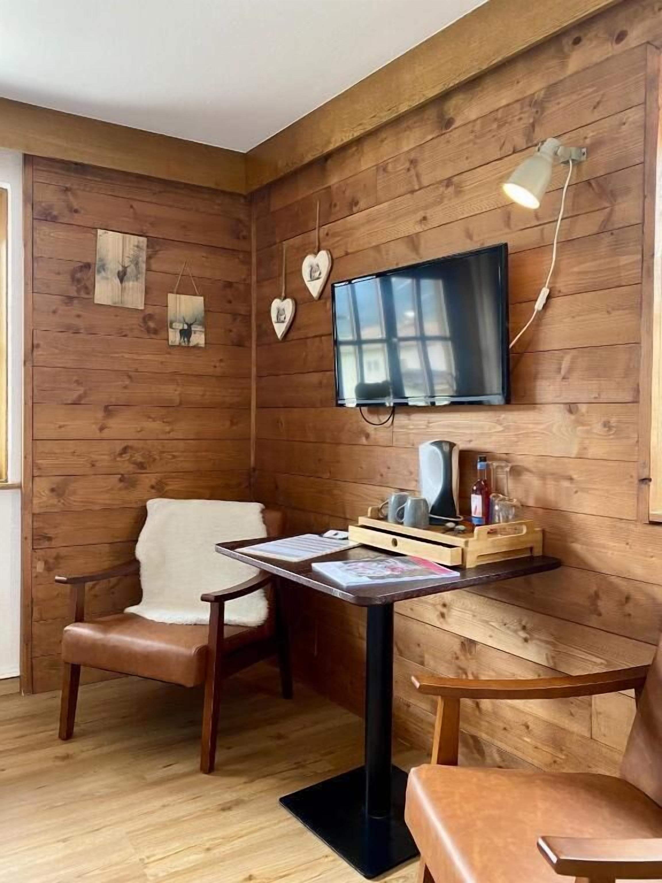 Phòng đôi Tiêu chuẩn, ban công, quang cảnh núi | Nội thất