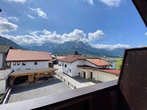 Dobbeltrom, balkong, hageutsikt | Overnattingsstedets uteområder