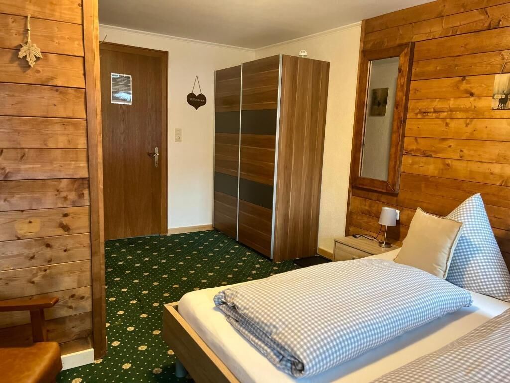 Kahden hengen huone, näköala puutarhaan