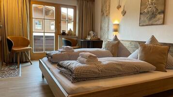 Tweepersoonskamer, balkon, uitzicht op bergen | Een bureau, een laptopwerkplek, gratis wifi