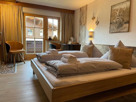 Double Room, Balcony, Mountain View | Desk, laptop workspace, free WiFi. Haus Tirol Ehrwald