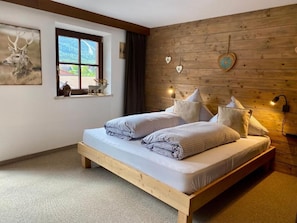 Habitación cuádruple familiar, balcón, vista al jardín | Escritorio, espacio para trabajar con laptop y wifi gratis 