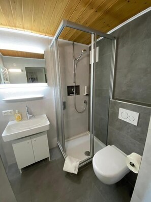 Family Apartment, Garden View | Bathroom | Shower, free toiletries, hair dryer, towels