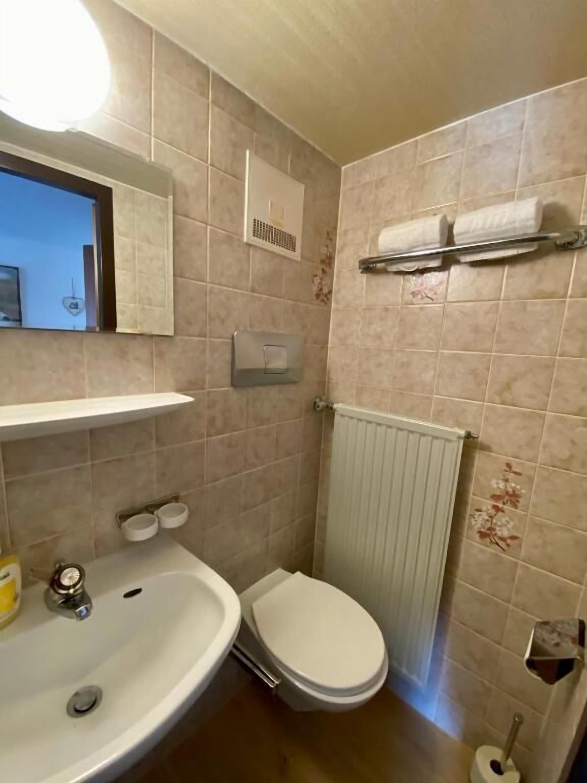 Tweepersoonskamer, uitzicht op tuin | Badkamer | Een douche, gratis toiletartikelen, een haardroger, handdoeken