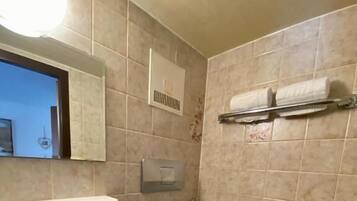 Tweepersoonskamer, uitzicht op tuin | Badkamer | Een douche, gratis toiletartikelen, een haardroger, handdoeken