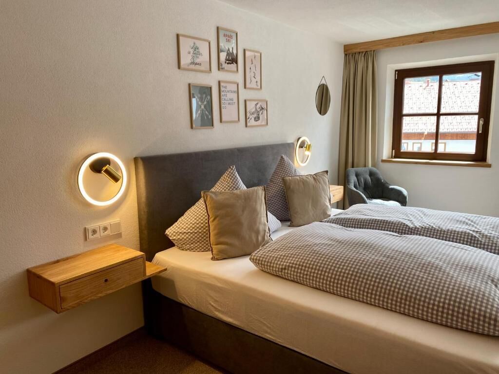 Kahden hengen huone, parveke, näköala puutarhaan