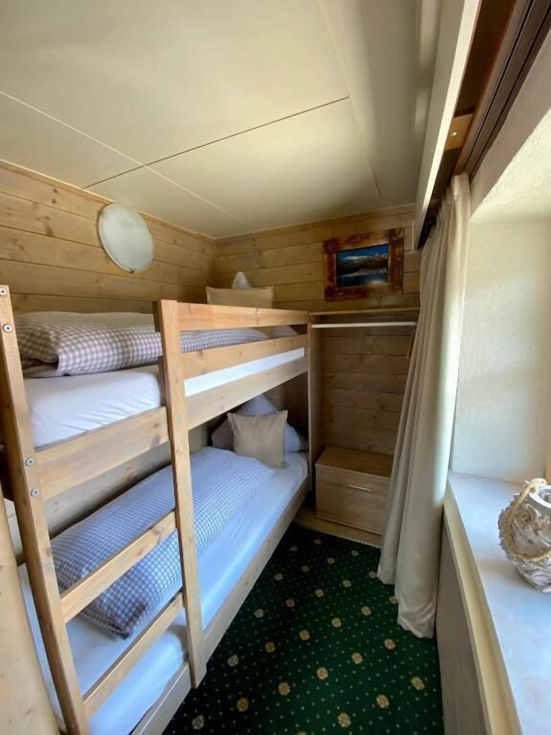 Familienapartment, Gartenblick | Schreibtisch, laptopgeeigneter Arbeitsplatz, kostenloses WLAN