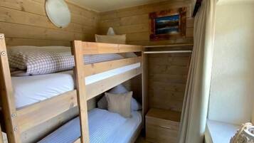 Familienapartment, Gartenblick | Schreibtisch, laptopgeeigneter Arbeitsplatz, kostenloses WLAN
