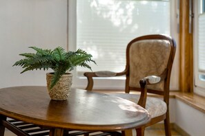Ein Holztisch mit einem Blumentopf und einem Stuhl.
