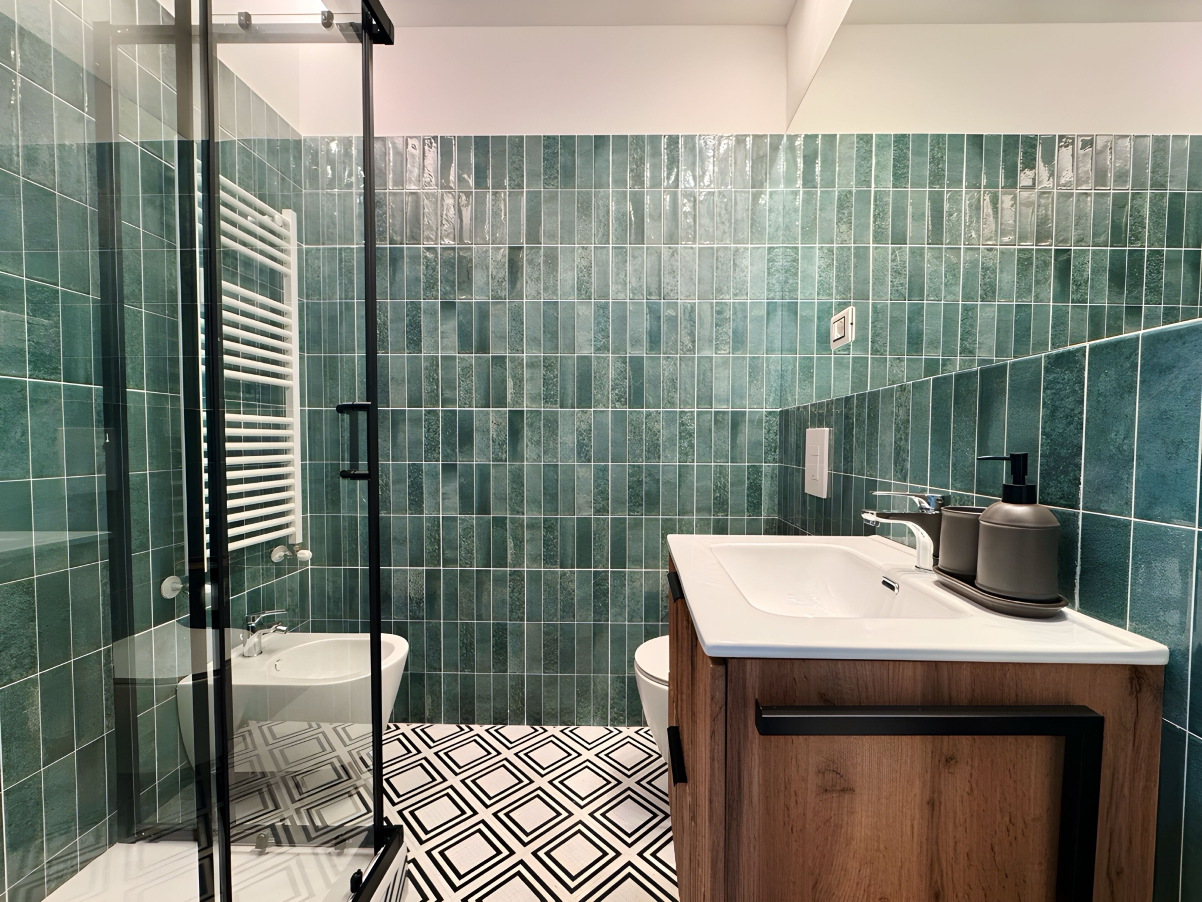 Appartement, 2 chambres | Salle de bain | Séchoir à cheveux, serviettes fournies, shampooing, papier de toilette